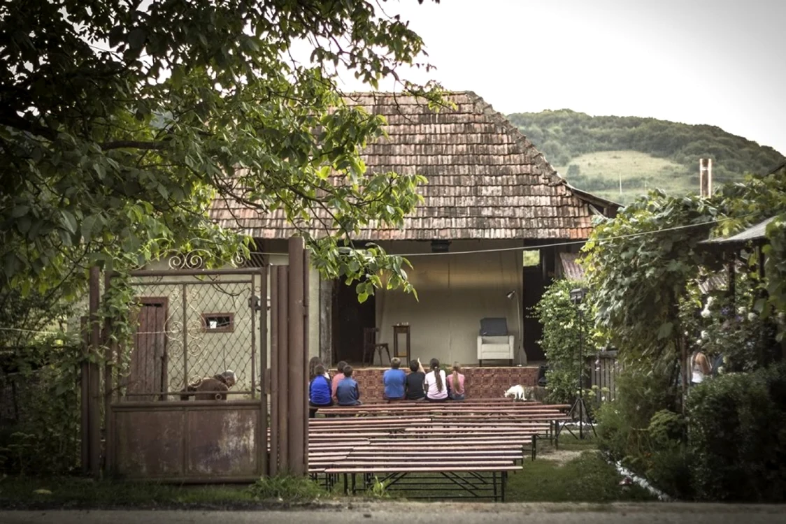 Scenă amenajată într-o şură FOTO Cultură-n şură