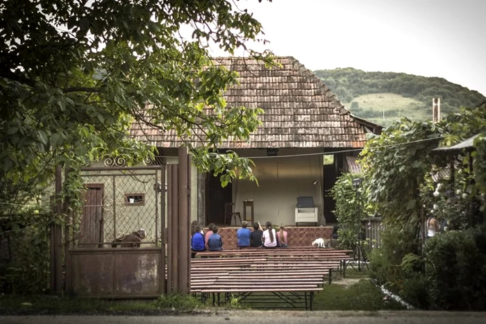 Scenă amenajată într-o şură FOTO Cultură-n şură