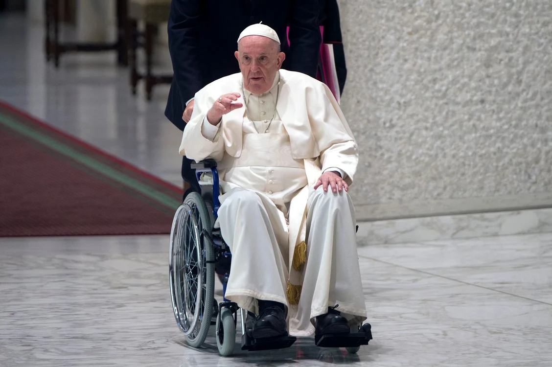 Papa Francisc se deplasează doar într-un scaun cu rotile 