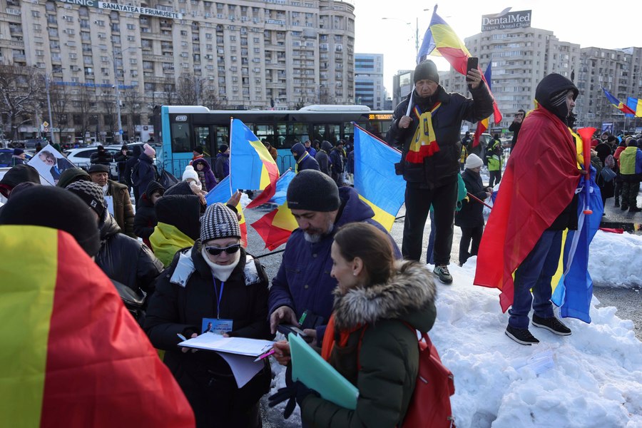 LIVE TEXT Călin Georgescu a venit în cârje la protestul din București. „Vă promit solemn că va fi un popor de oameni liberi”