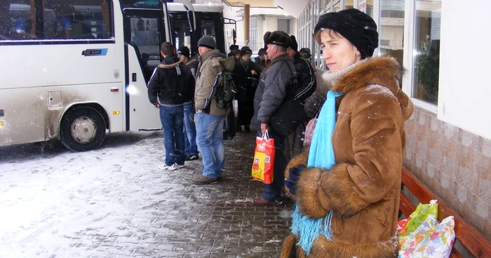 Călătorii aşteaptă în staţii plecarea autobuzelor pe traseele din judeţ