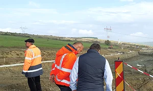 15 noiembrie 2015  300 m din autostradă au fost demolaţi, iar ministrul Transporturilor a fost să verifice jpeg