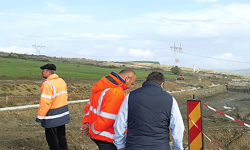 15 noiembrie 2015  300 m din autostradă au fost demolaţi, iar ministrul Transporturilor a fost să verifice jpeg