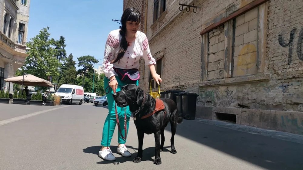 De ce sunt umiliți nevăzătorii în România și ce ar trebui făcut pentru a nu le mai fi încălcate drepturile