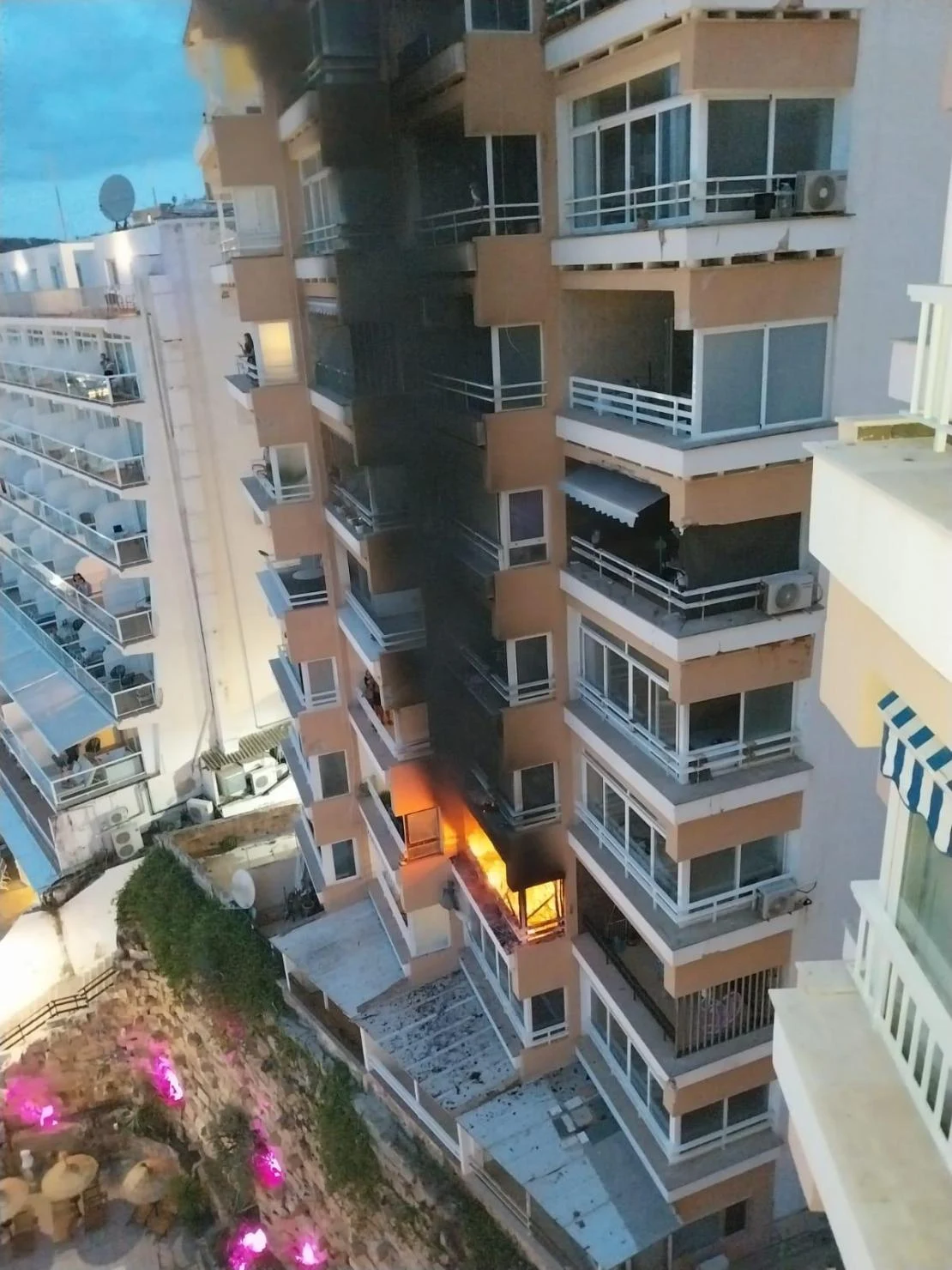 Doi oameni au murit și alți nouă au fost răniți într-un incendiu izbucnit într-o clădire rezidențială dintr-o cunoscută destinație turistică