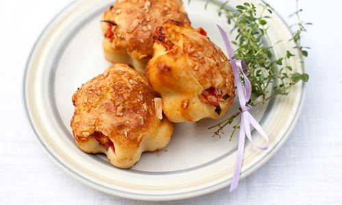 Muffins aromate cu rosii si branza jpeg