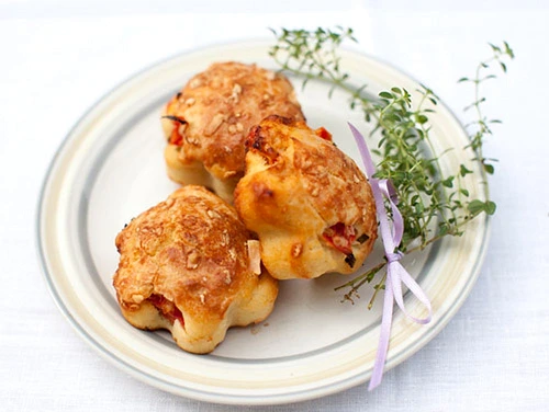 Muffins aromate cu rosii si branza jpeg