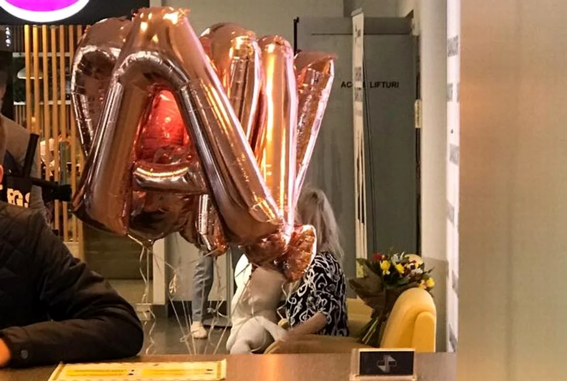 Andreea Bălan a plecat acasă cu baloanele din salon