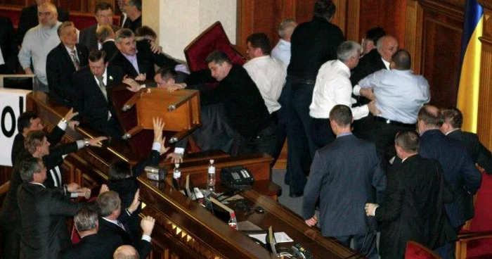 Parlamentarii se răfuiesc cu opoziţia