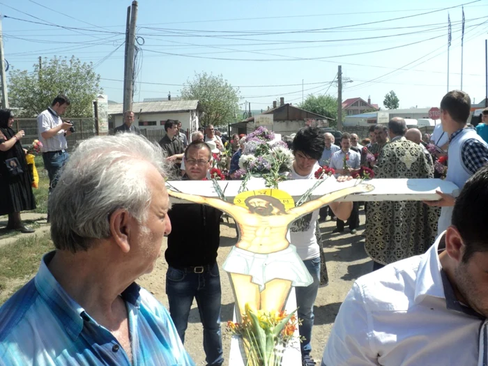 Crucea purtată de câte cinci tineri a deschis procesiunea; foto: Florin Jbanca