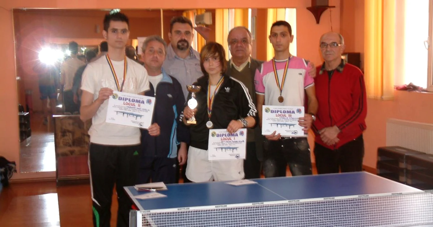 Tinerii sportivi alături de Eugen Negoiţă, Nelu Başfalion, Ştefan Tudosoiu şi Mircea Tătăranu