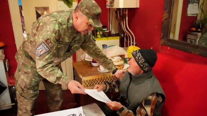 Veteran de război, felicitat de un cadru de la Baza Zargidava FOTO Facebook