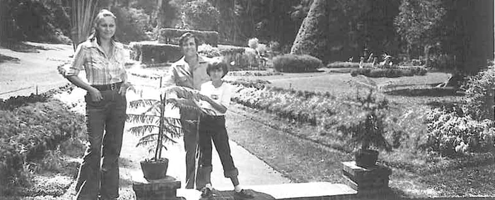 Dana Săvuică alături de părinţii ei, pe când avea 8 ani şi locuia în Sri Lanka