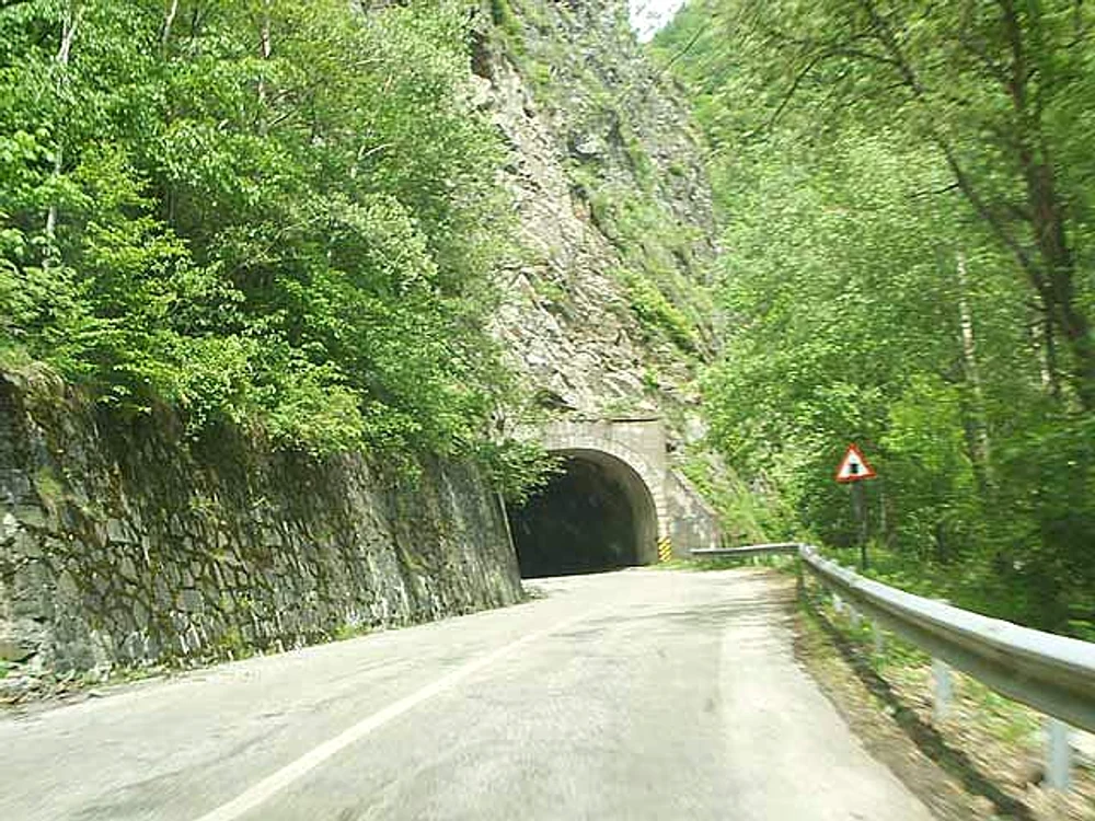 
    Drumarii spun că circulaţia va fi reluată pe un fir în cel mai scurt timp.  