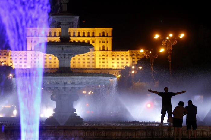 Bucureştenii merg noaptea să vadă jocurile de apă şi lumini de pe Bulevardul Unirii FOTO David Muntean