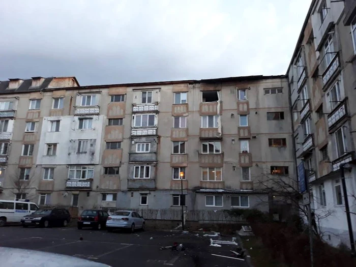 Bărbatul care s-a prăbuşit de la etajul IV şi şi-a aruncat în aer apartamentul a murit