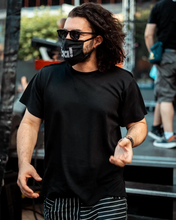 Nu ies din casă fără masca de protecţie