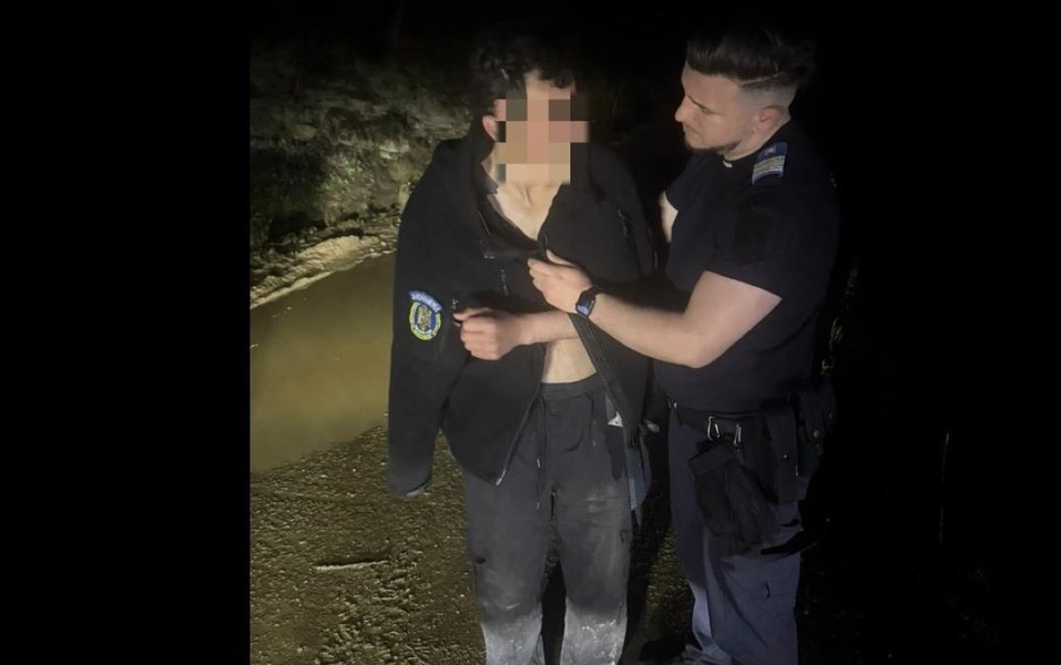 t-n-r-urm-rit-de-urs-n-bistri-a-n-s-ud-jandarmii-l-au-g-sit-n-stare-de-oc-dup-ce-i-a-abandonat-motocicleta-i-a-fugit-prin-p-dure