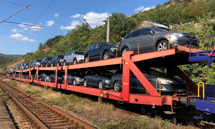 O platformă feroviară plină cu mașini, care a intrat în țară, a fost sigilată de inspectorii antifraudă