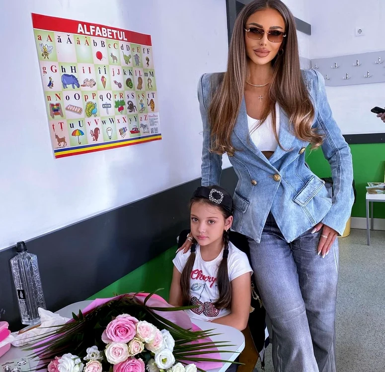  Bianca Drăgușanu (41 de ani) și Victor Slav ( 43 de ani) s-au bucurat azi pentru Sofia, fetița lor, care a început clasa I-a