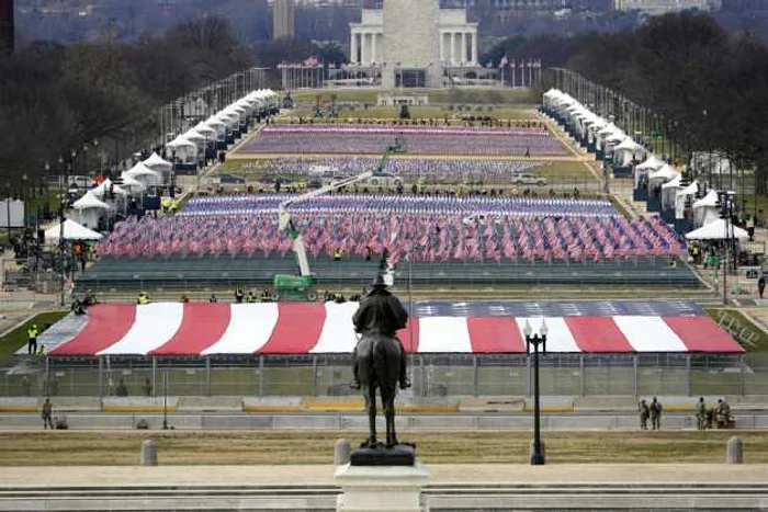 Steaguri in loc de multime la inaugurarea lui Biden FOTO EPA-EFE