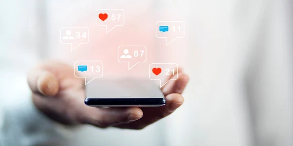 Smartphone reactii in social media FOTO Shutterstock