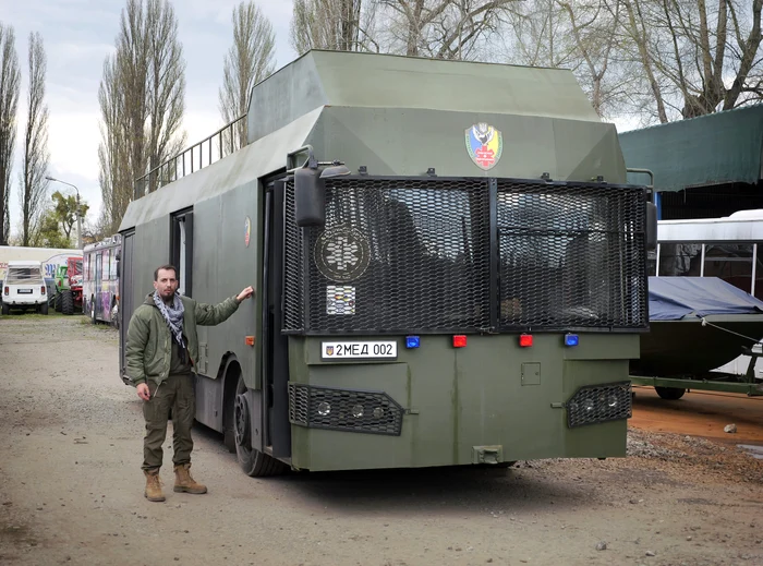 Autobuz blindat pentru extragerea răniților FOTO: Amos Chapple Photography via Radu Hossu