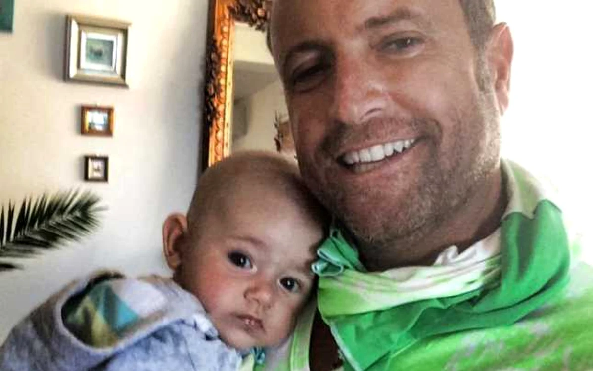 Cătălin Botezatu, selfie cu un bebeluş. Este Alek Nicolas, finuţul său Foto Facebook Cătălin Botezatu