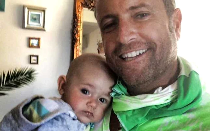 Cătălin Botezatu, selfie cu un bebeluş. Este Alek Nicolas, finuţul său Foto Facebook Cătălin Botezatu