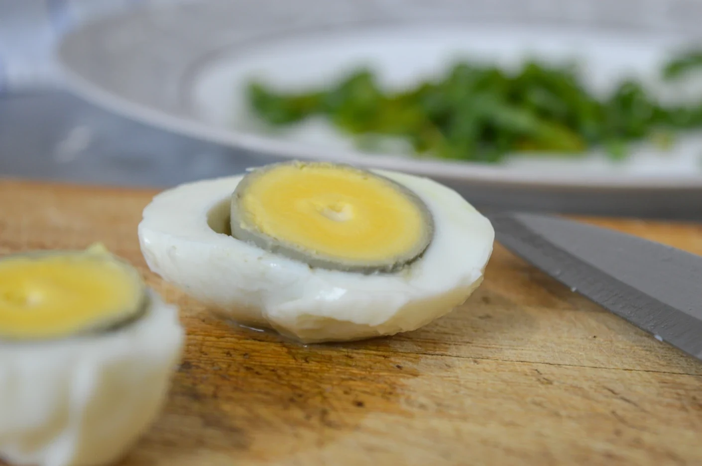 Detaliul de pe gălbenușul oului fiert: ce înseamnă inelul verzui, cât de sigure sunt ouăle pentru consum și de ce apare