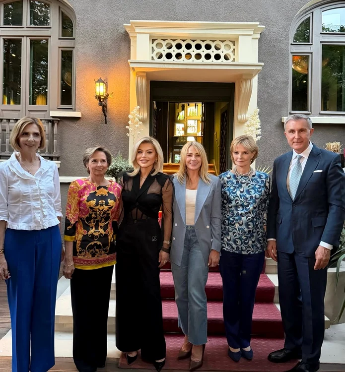 Nadia Comăneci și Loredana Groza alături de Principesa Maria, Principesa Sofia, Majestatea Sa Margareta și Principele Radu   FOTO Instagram (2) jpg