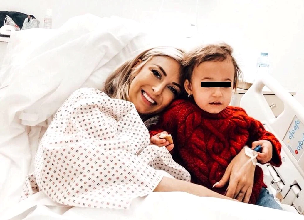 Andreea Bălan are zâmbetul pe buze în continuare, iar fetiița ei, Maya, vine mereu să o viziteze la spital 