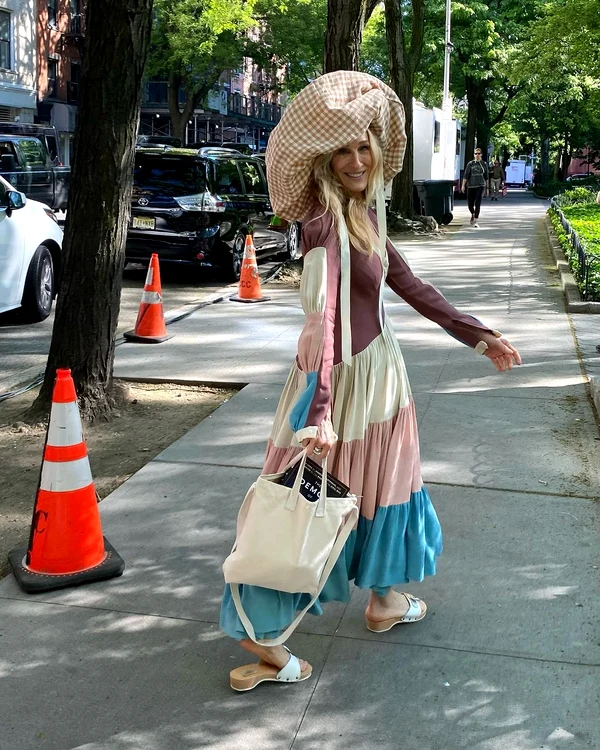 Sarah Jessica Parker, într-o ținută colorată pe stradă
