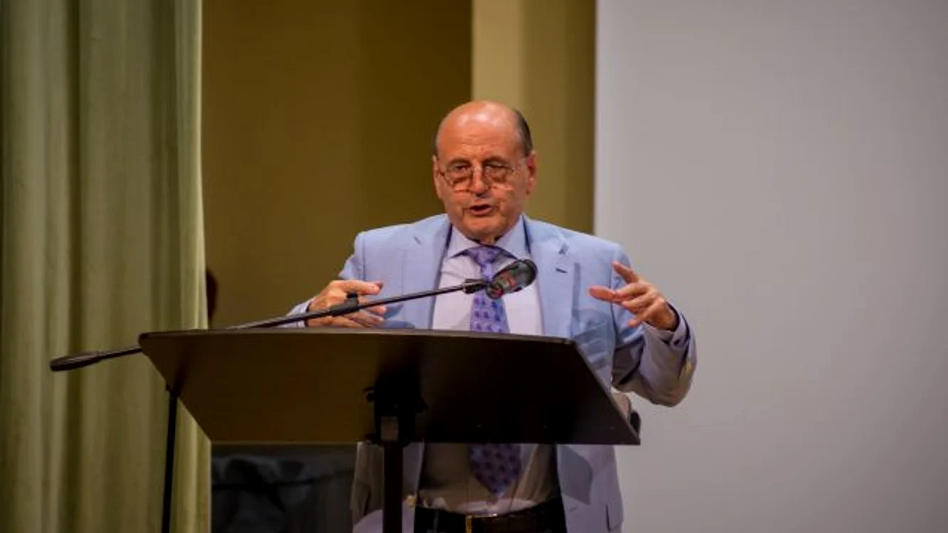 Cărţile lui Dumitru Constantin Dulcan s-au vândut în sute de mii de exemplare FOTO: Diana Iordache