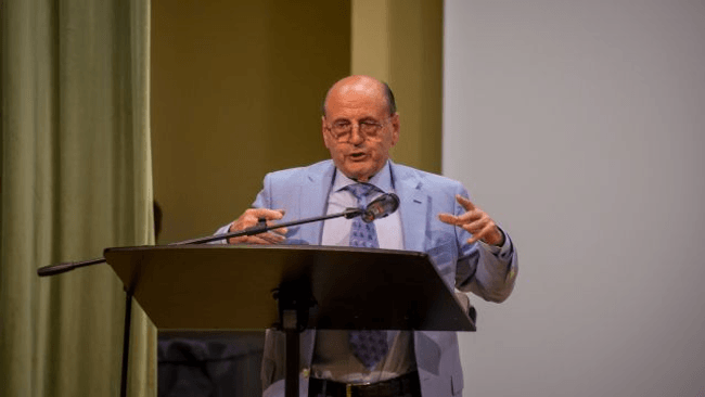 Cărţile lui Dumitru Constantin Dulcan s-au vândut în sute de mii de exemplare FOTO: Diana Iordache