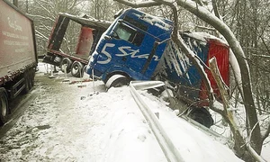 IAŞI – Un tir cu marfă s a răsturnat într o curbă periculoasă jpeg