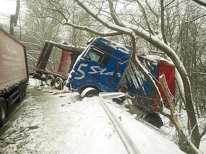 IAŞI – Un tir cu marfă s-a răsturnat într-o curbă periculoasă