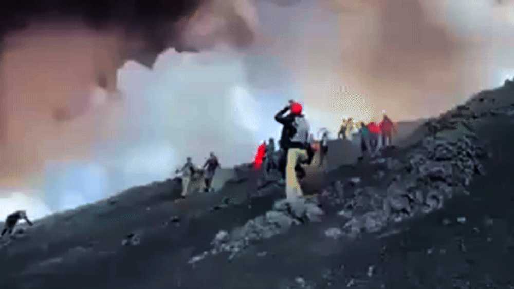 Imagini dramatice au surprins momentul în care turiștii fug de pe Etna, în timp ce vulcanul erupea