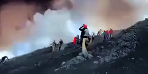 etna turisti gif