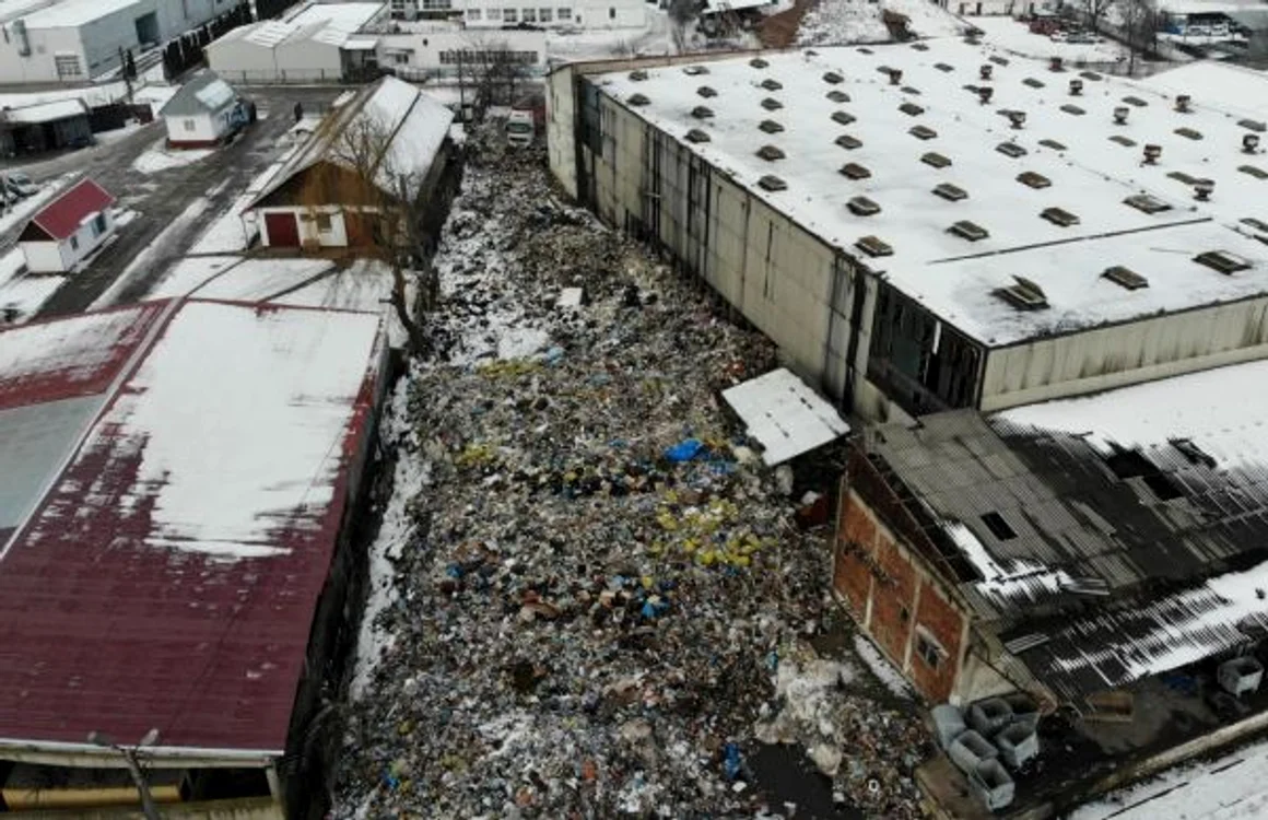 Deşeurile sunt depozitate între şi în apropierea unor construcţii unde se desfăşoară activităţi  economice