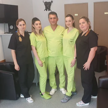 Medic stomatolog Hamid Maleki Mioveni si echipa FOTO arhiva personala jpg