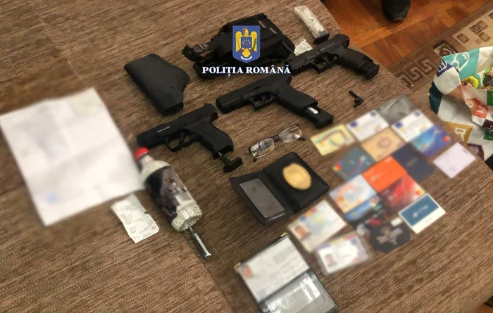 Un întreg arsenal a fost găsit la percheziții. SURSA IPJ Buzău