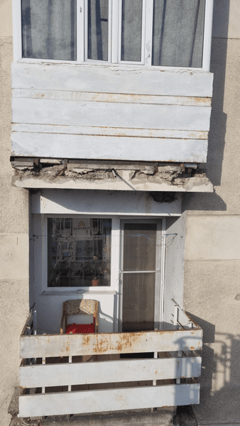 Balcoanele unui bloc din centrul orașului Râmnicu Vâlcea se dezintegrează FOTO VIDEO