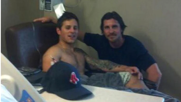 Christian Bale le vizitează pe victimele atacului din Aurora FOTO: hollywoodreporter.com