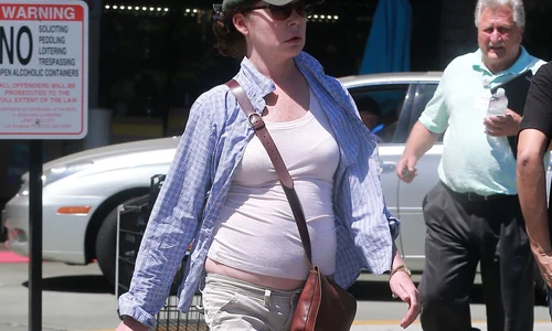 Exclusive Lara Flynn Boyle Grocery Shopping At Ralphs jpeg