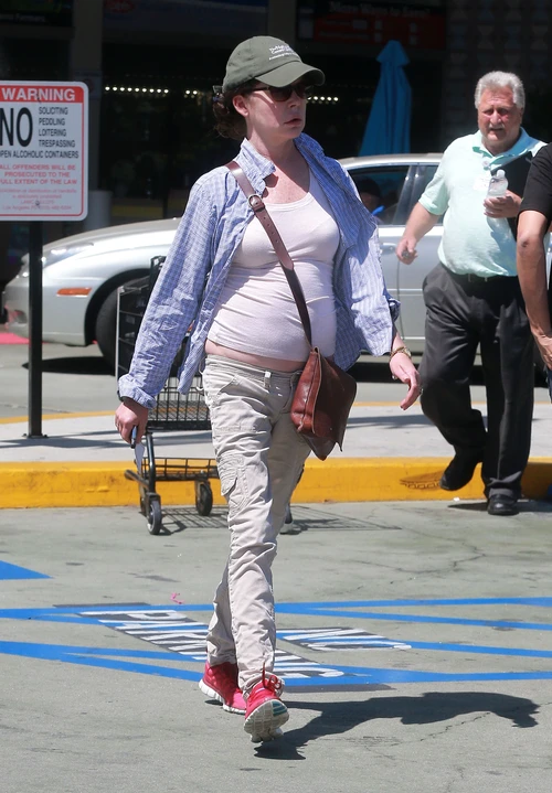 Exclusive Lara Flynn Boyle Grocery Shopping At Ralphs jpeg