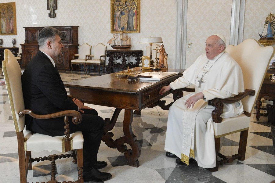 Cele două lucruri pe care Papa Francisc i le-a cerut premierului Marcel Ciolacu în 2024