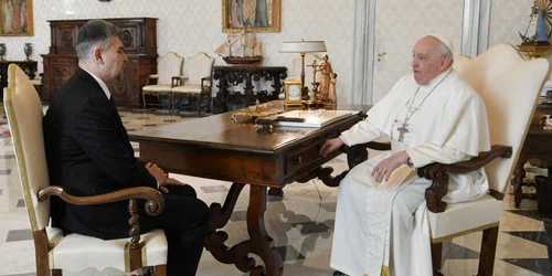 Marcel Ciolacu si Papa Francisc asezati FOTO Guvernul Romaniei jpg