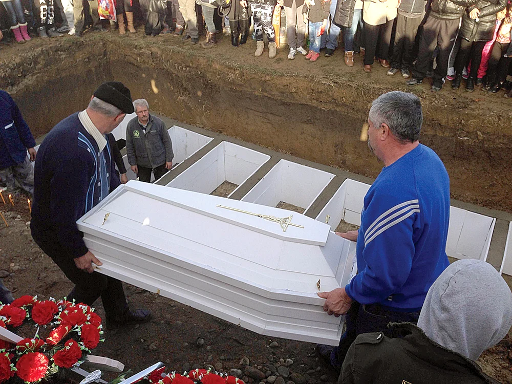 
    14 ianuarie 2015. Durere fără  margini, la Rovinari. Șase copii și tatăl lor au fost înmormântați  