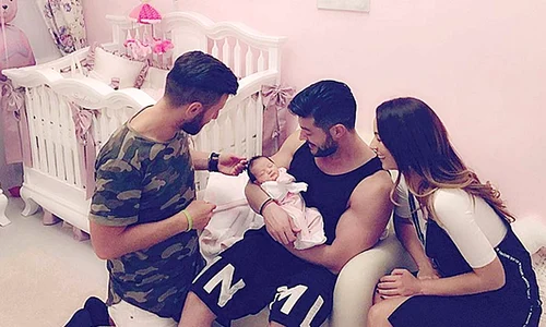 Naşii Monica şi  Cristi Glodean  au venit în  vizită la  finuţa lor jpeg